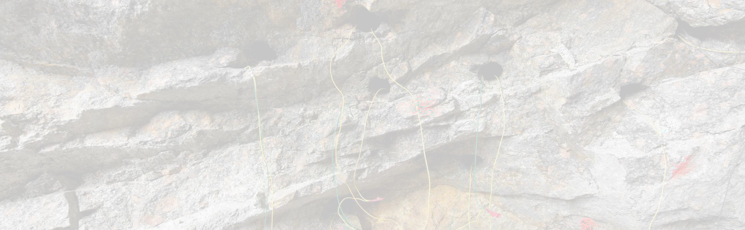 Perforación y carga de taladros en operación de voladura minera